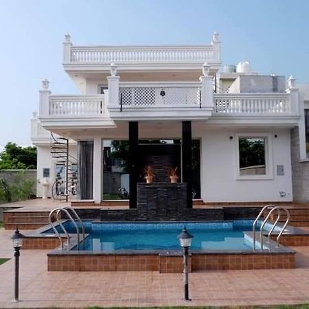 Greystone Villa, Swiming Pool , Bbq , Big Garden, Pool Table, Party Speaker, Bathtub, Kitchen, 15Mins To Golden Temple Amritsar Exterior foto