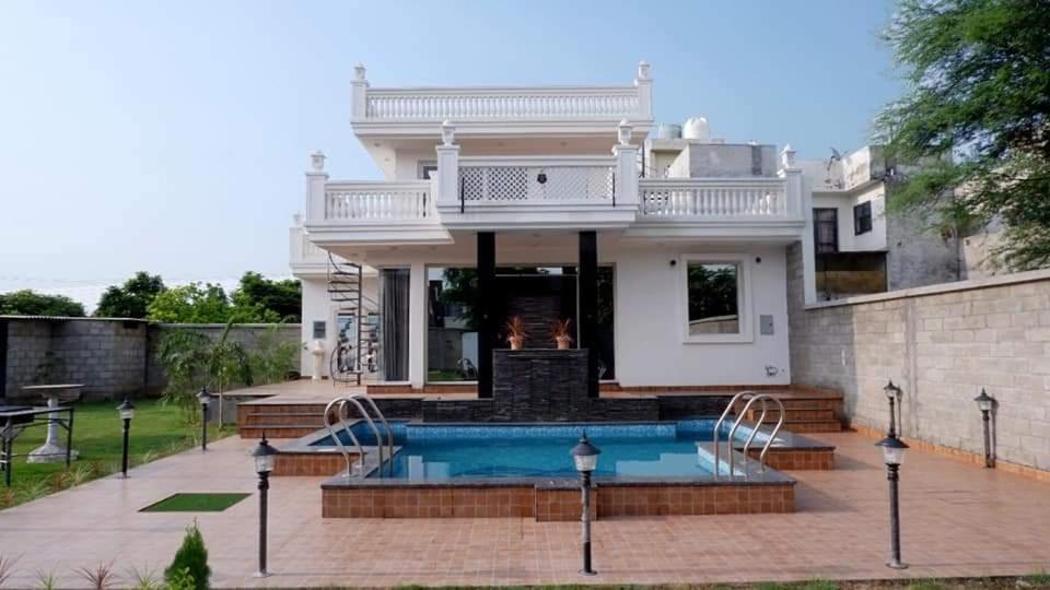 Greystone Villa, Swiming Pool , Bbq , Big Garden, Pool Table, Party Speaker, Bathtub, Kitchen, 15Mins To Golden Temple Amritsar Exterior foto