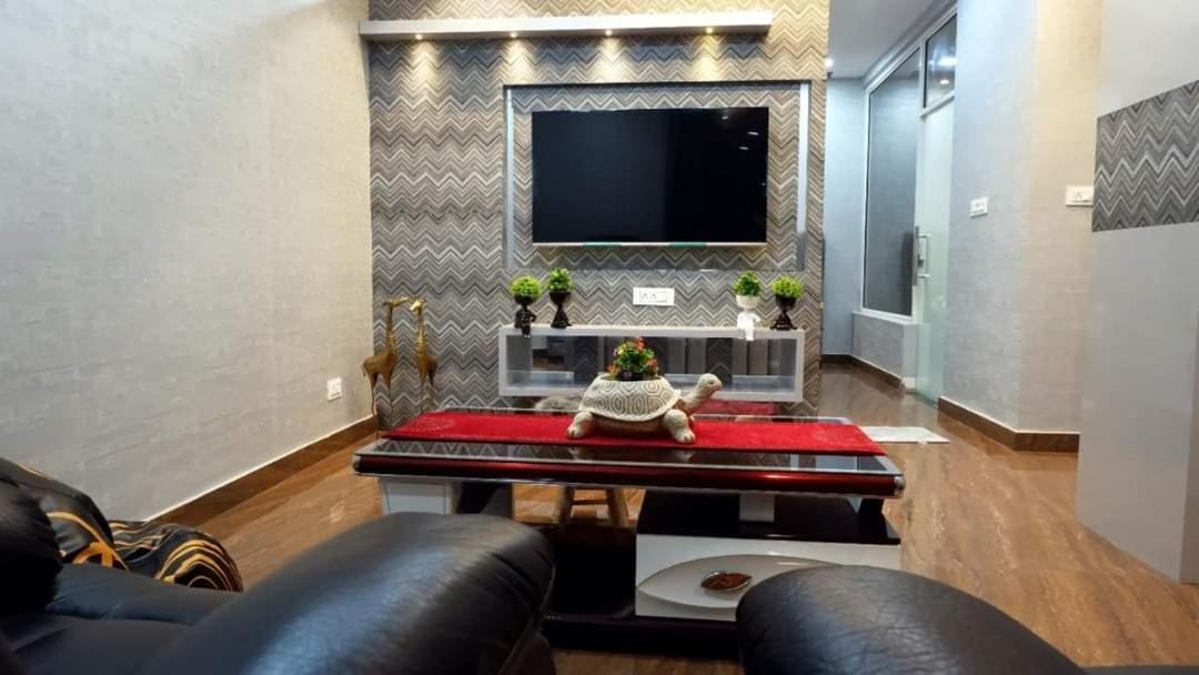 Greystone Villa, Swiming Pool , Bbq , Big Garden, Pool Table, Party Speaker, Bathtub, Kitchen, 15Mins To Golden Temple Amritsar Exterior foto