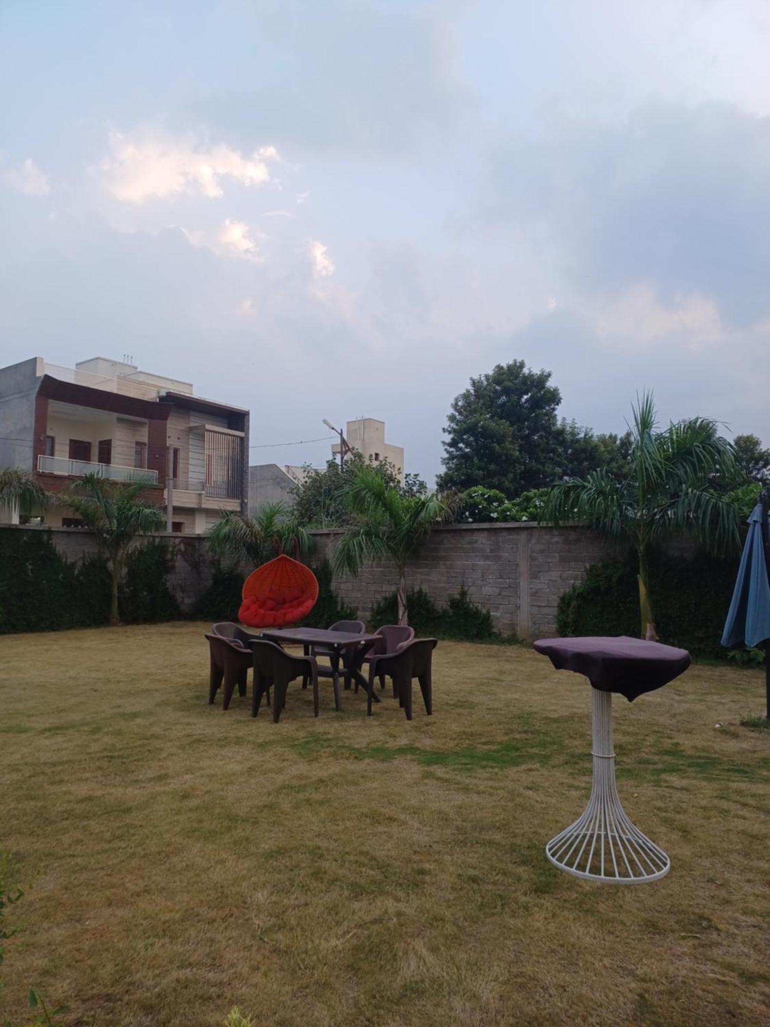 Greystone Villa, Swiming Pool , Bbq , Big Garden, Pool Table, Party Speaker, Bathtub, Kitchen, 15Mins To Golden Temple Amritsar Exterior foto